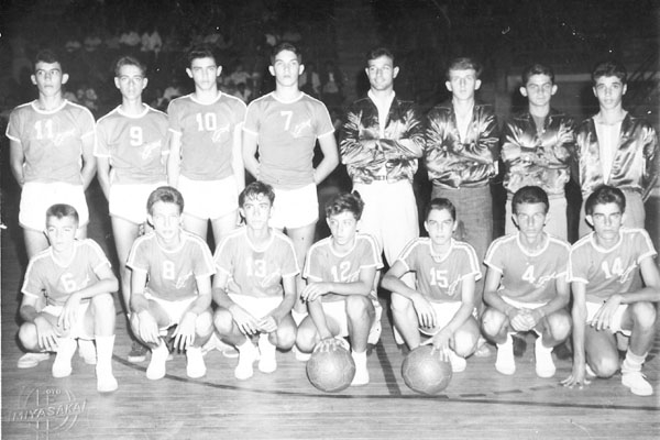 O amigo Cassinho traz esta foto, feita em fevereiro de 1962, em Ribeirão Preto, quando de um jogo entre suas equipes juvenis de basquete. Aparecem em pé, da esquerda para a direita, Enéas Cunha, Rubinho Latorraca, César Flauzino,Totô, Anginho (técnico), C